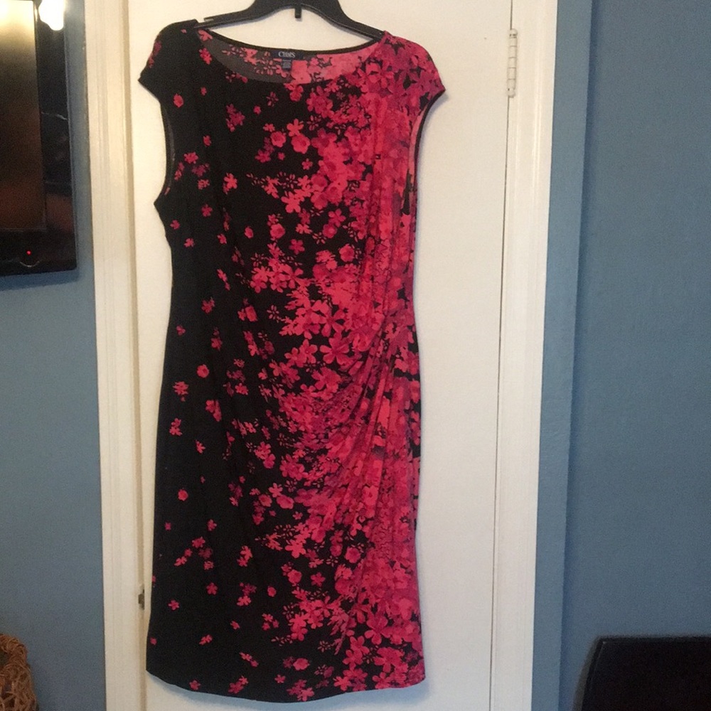 Capped sleeve. Gathers at the waist. Flattering fit for curves. Worn twice